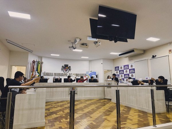 Países votando na moção para abertura de um debate moderado na Câmara Municipal de Uruguaiana.