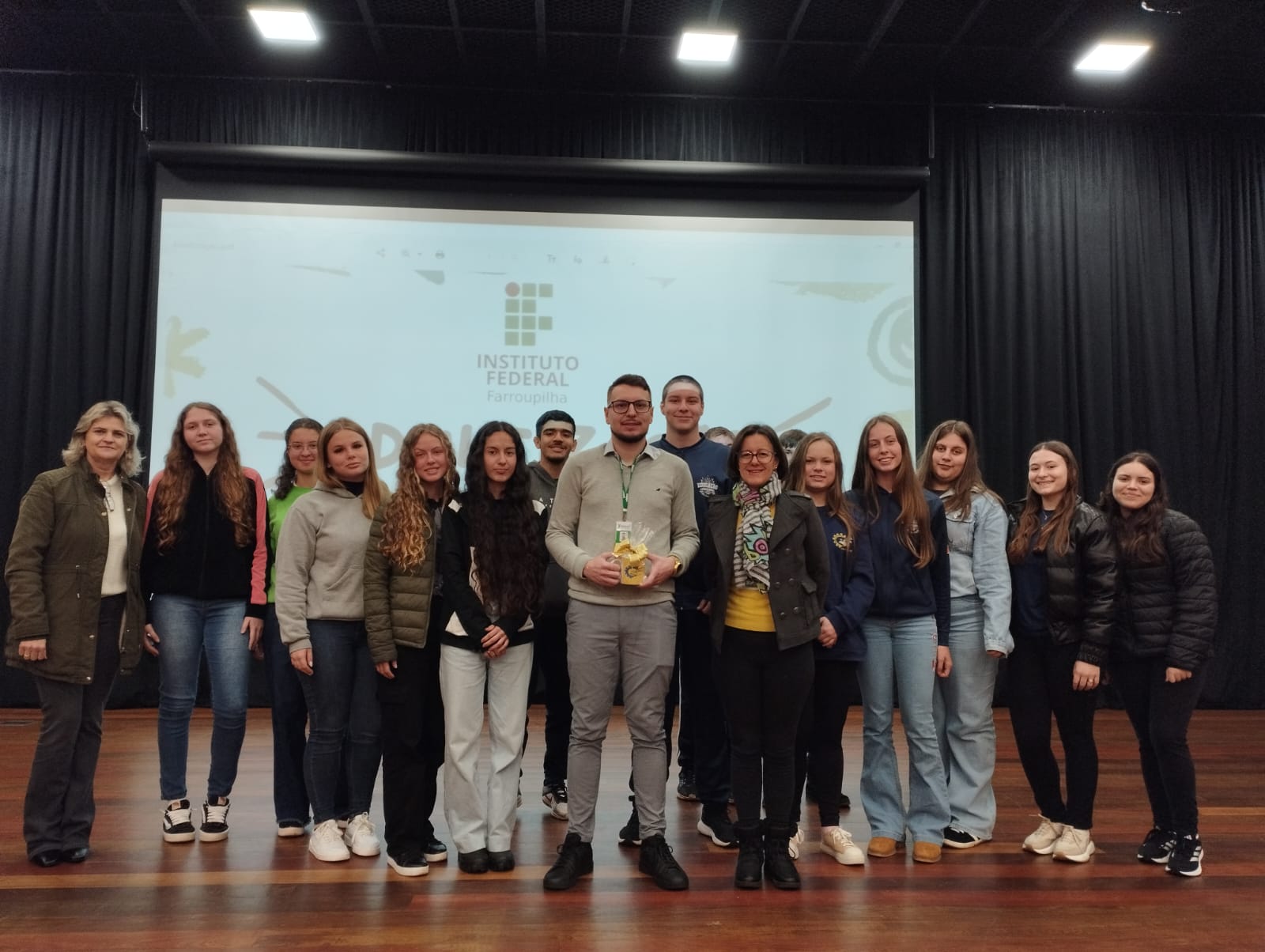 2 Gabriel com estudantes