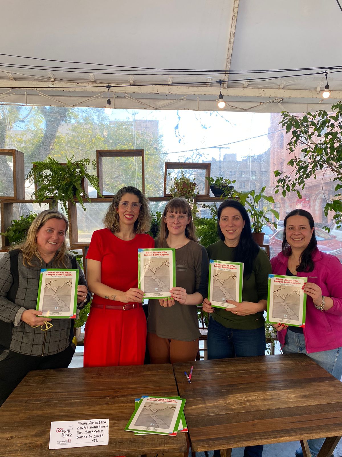 4 Maria e a aluna vitória com as professoras do IFFAR Carla Zappe da CAPNE Pró Reitora de Ensino Patrícia Donicht e Prof