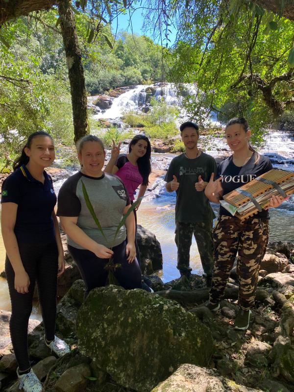 Alunos na cascata