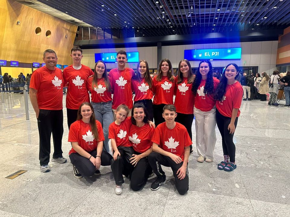 Helena e Sofia junto com o grupo de intercambio