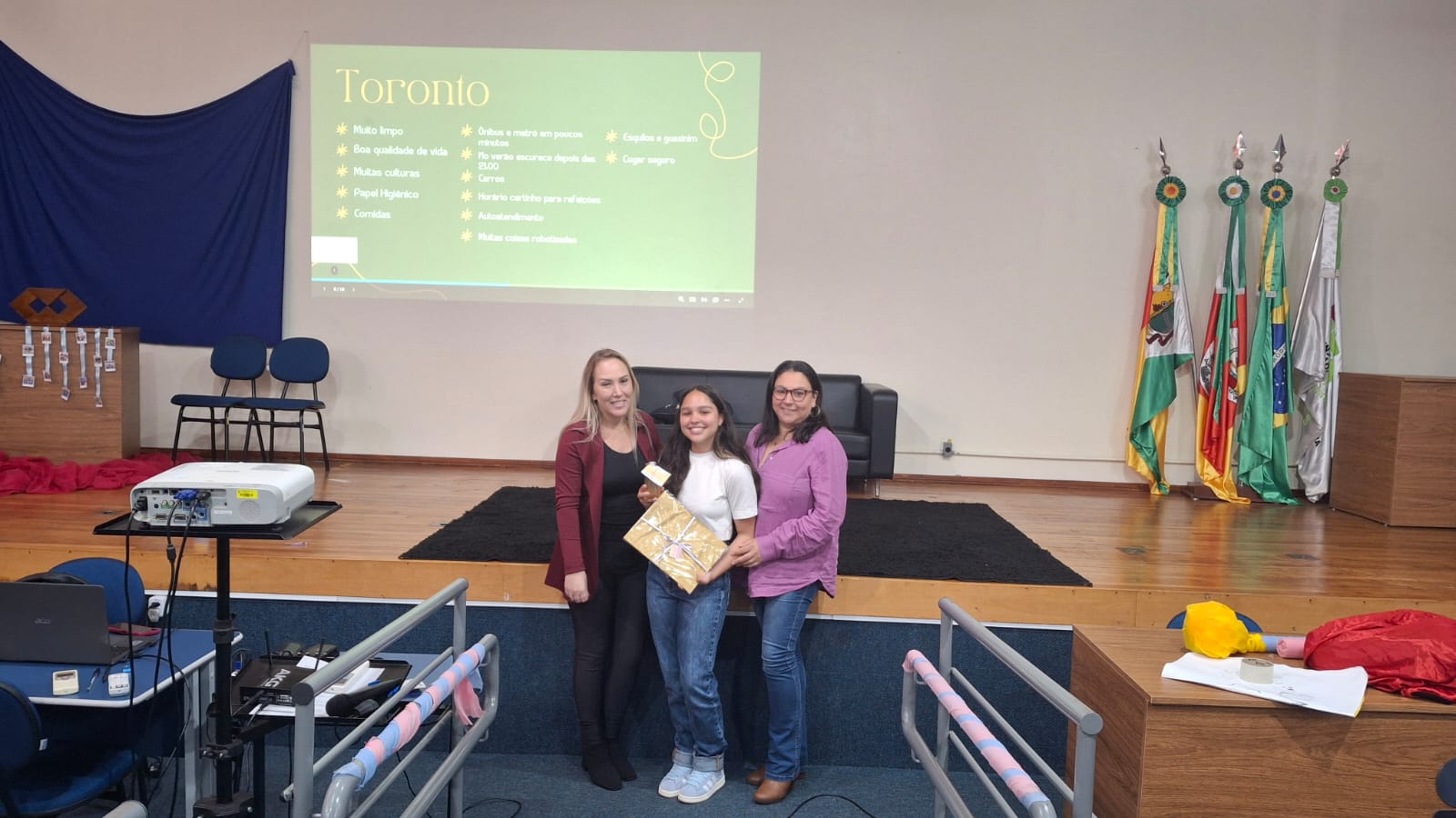 Helena e sua mãe com a professora Tamara