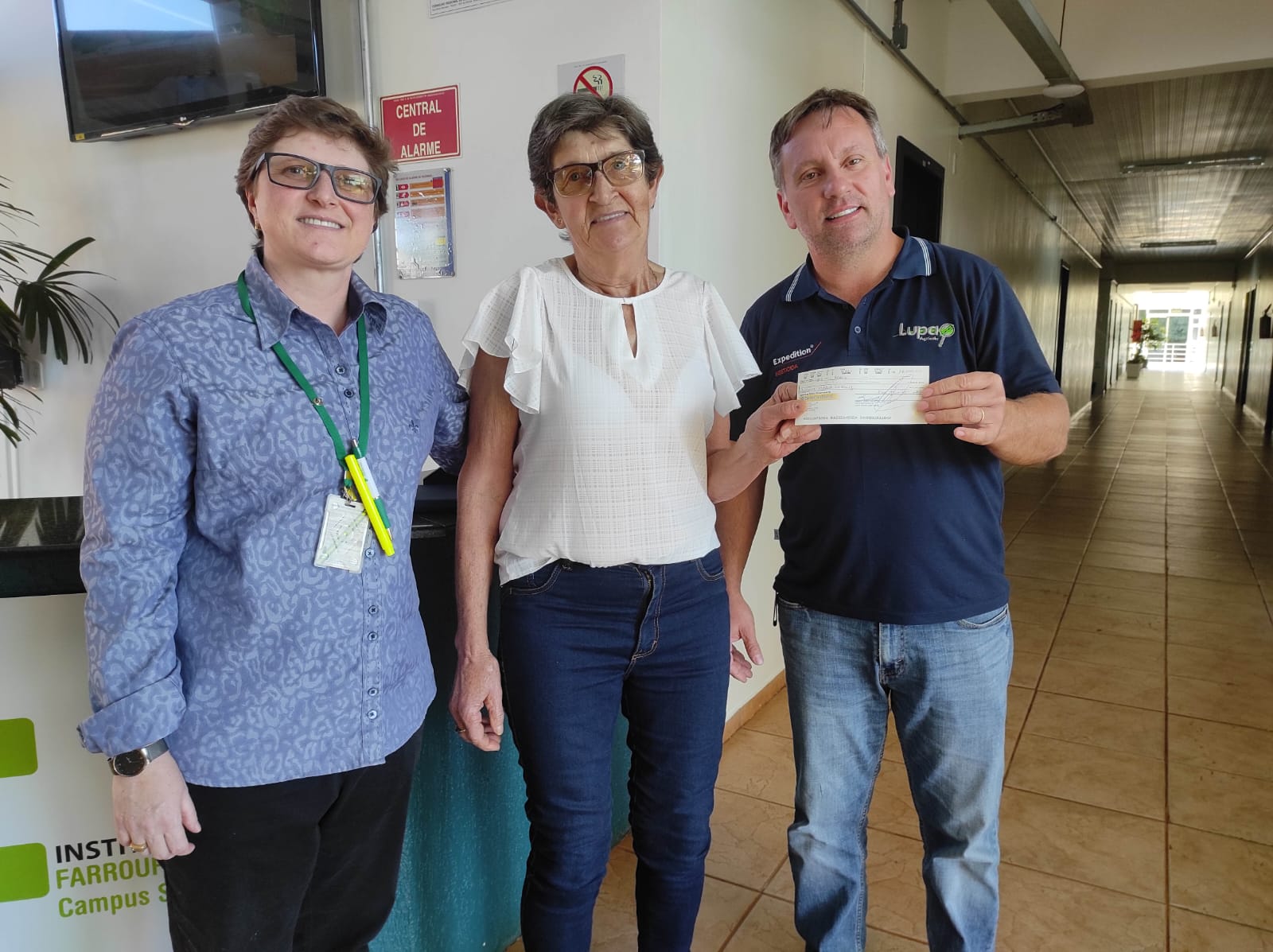 Lorena Ludwig vencedora do 1º prêmio recebendo o cheque no valor de 10 mil reais