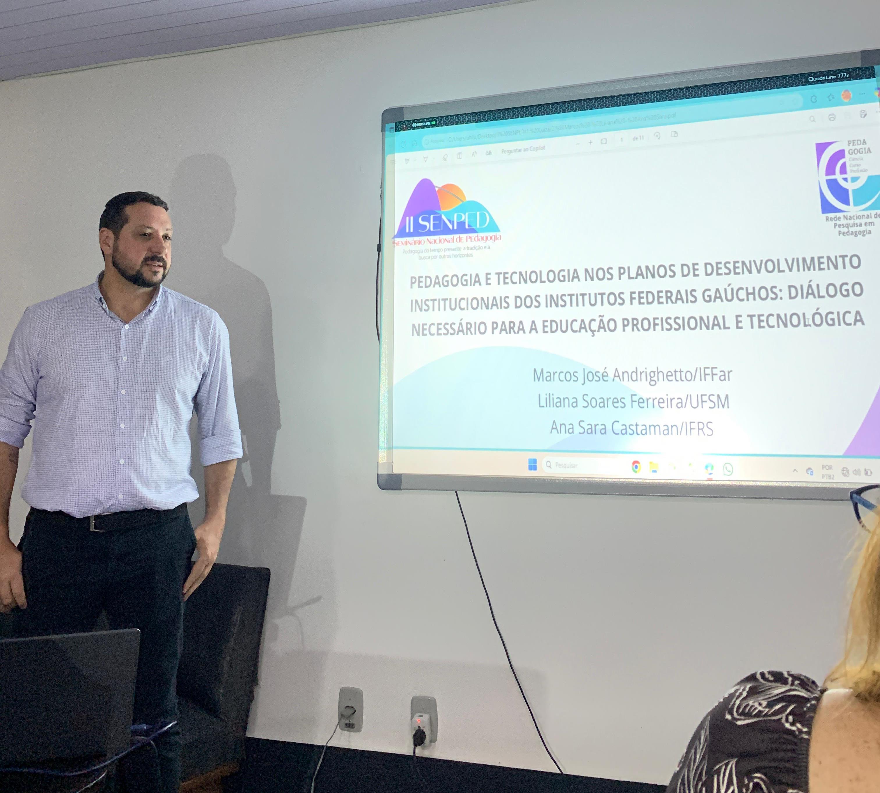 Marcos apresentando trabalho