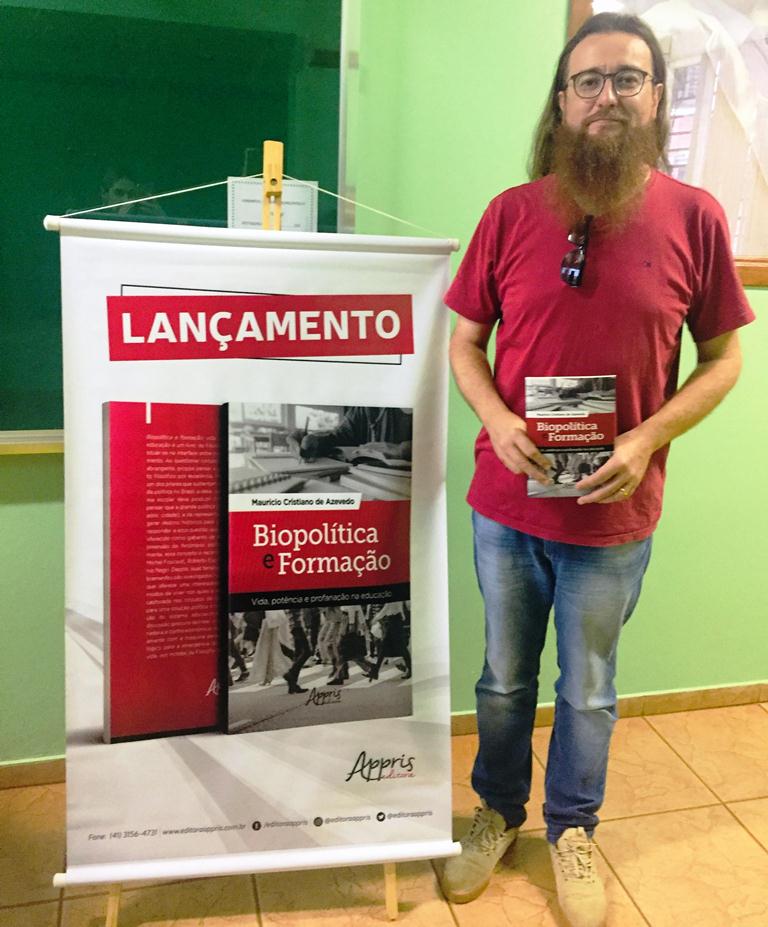 Mauricio com o livro