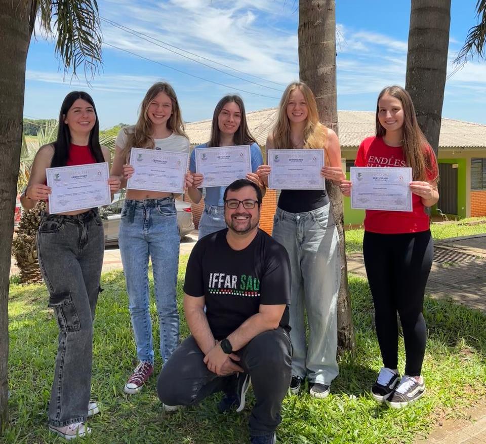 Professor Eduardo com as estudantes participantes