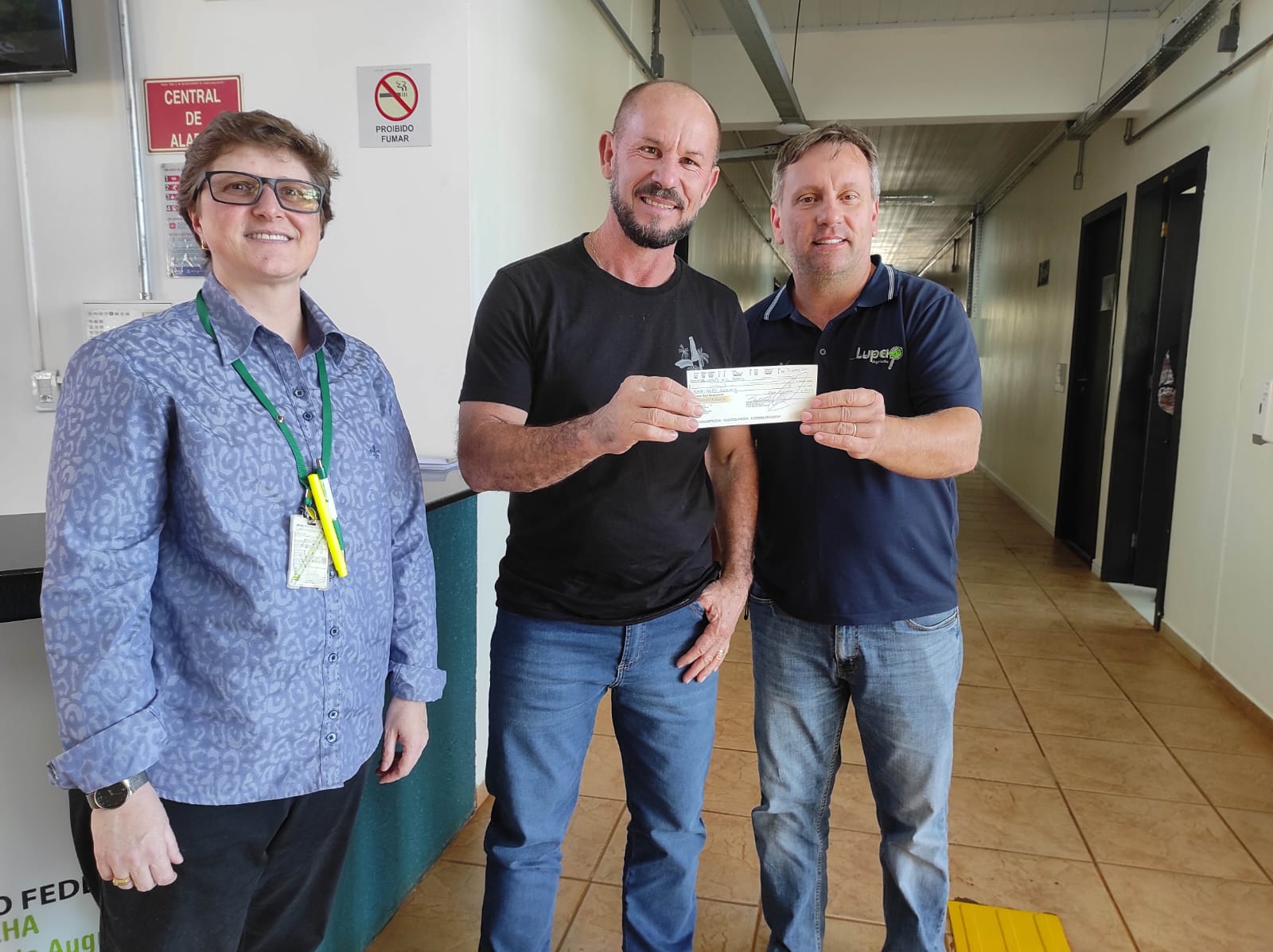 Proprietário da Madeireira Ludwig vencedor do 2º prêmio recebendo o cheque no valor de 3 mil reais