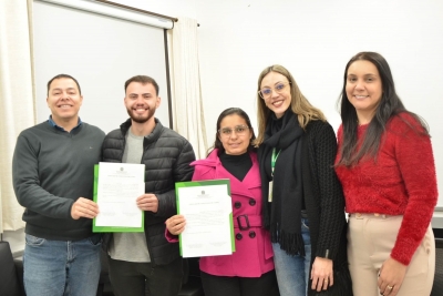 Campus forma profissionais de Gestão e Negócios em colação de grau em gabinete 