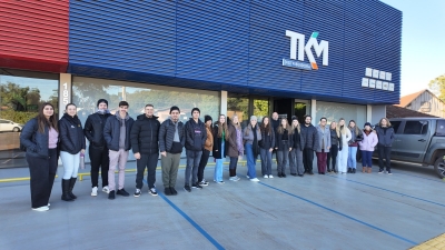 Estudantes de Arquitetura e Urbanismo realizam Visita Técnica a empres TKM