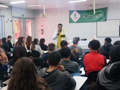 Auditório lotado marca atividade do Mês do Orgulho LGBTQIAPN+ no Campus Alegrete 