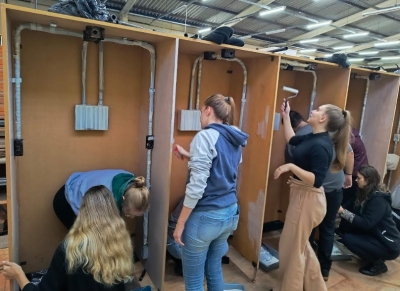 Alunos do 3° Semestre do Curso de Arquitetura e Urbanismo realizam aula prática de pintura no laboratório de edificações 