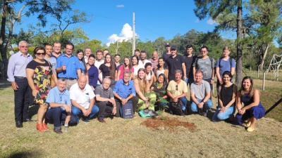 Agronomia realiza aula inaugural e planta árvore simbolizando o início das atividades do curso