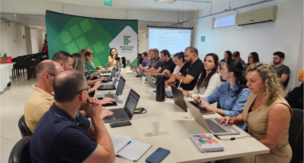 Reitora abre última reunião do Codir com agradecimento aos gestores e destaque ao compromisso institucional; encontro também marca despedida do ex-procurador do IFFar Codir 1